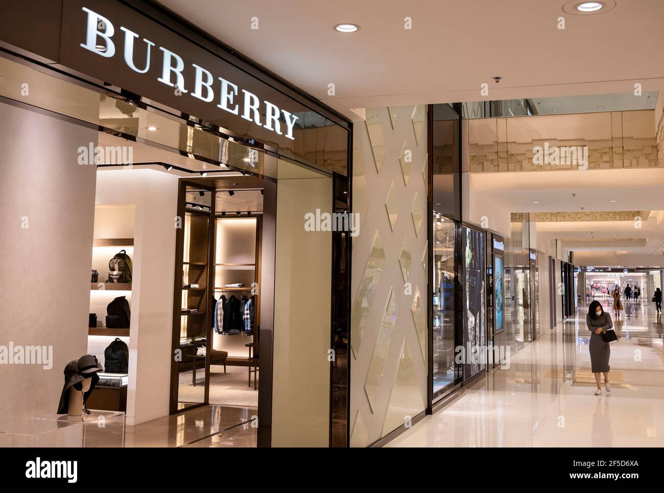 Hongkong, China. März 2021, 26th. Britische Luxusmodemarke Burberry Store in Hongkong gesehen. (Foto von Budrul Chukrut/SOPA Images/Sipa USA) Quelle: SIPA USA/Alamy Live News Stockfoto