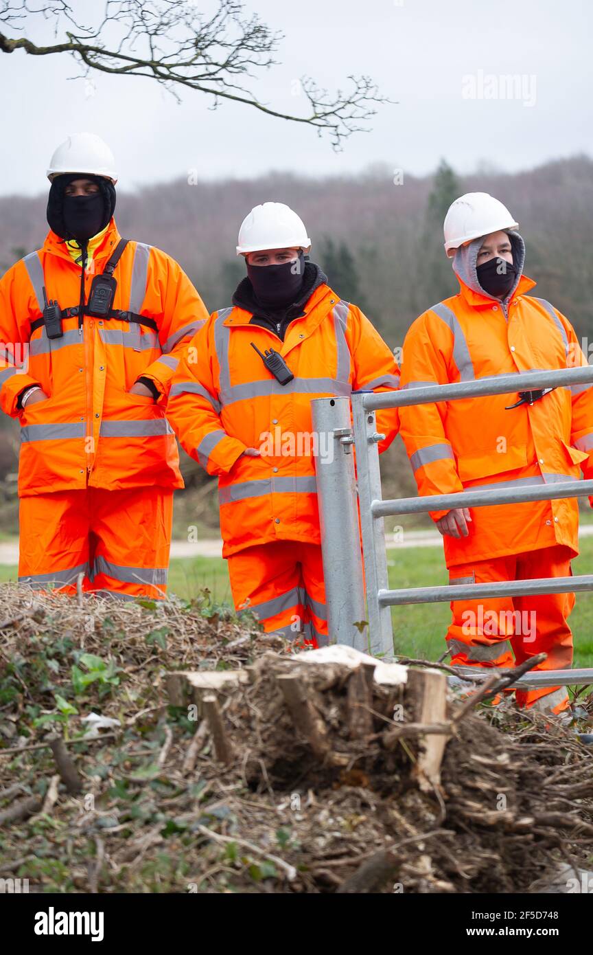 Aylesbury Vale, Buckinghamshire, Großbritannien. März 2021, 24th. HS2 haben ein riesiges Gebiet von Bäumen und Hecken vor der Rocky Lane zerstört, obwohl es Vogelnistzeit ist. Alle Lebensformen wurden von HS2 heute getötet, als sie die Bäume und Hecken durch einen Holzhacker setzen. Drei HS2 Sicherheitsbeamte belästigten einen Fotografen, der von einer öffentlichen Autobahn aus Fotos von dieser Zerstörung machte. Die High Speed 2 Bahnverbindung von London nach Birmingham ist eine riesige Narbe über die Chilterns. Quelle: Maureen McLean/Alamy Stockfoto