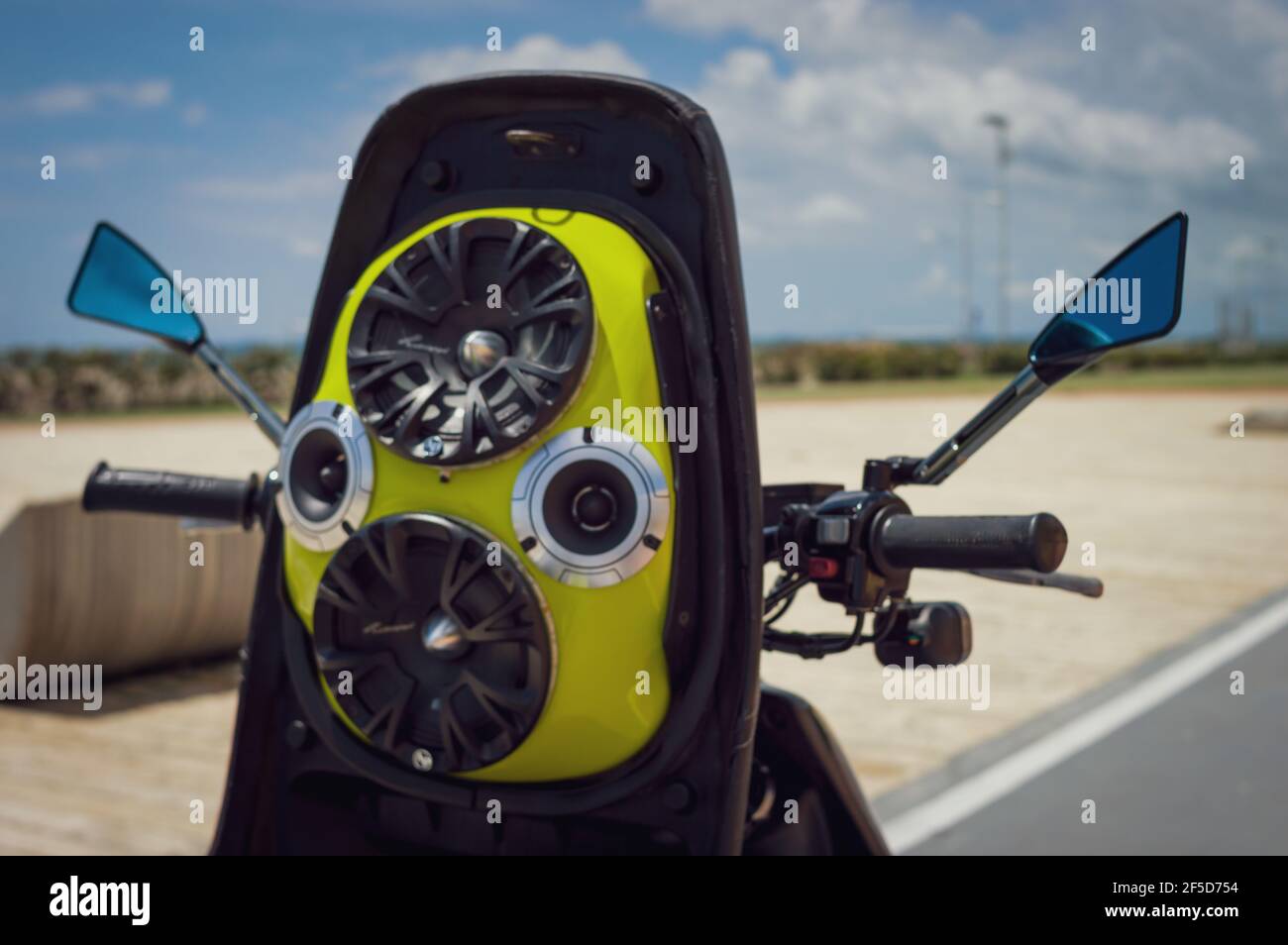 Motorrad mit Soundsystem im Freien Stockfotografie - Alamy