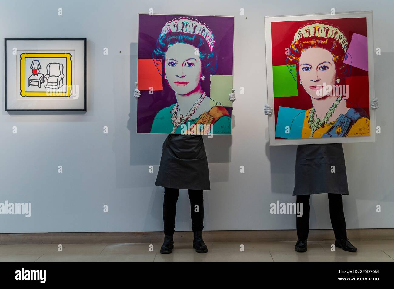 London, Großbritannien. März 2021, 26. Andy Warhol, Queen Elizabeth II, aus: Reging Queens (Royal Edition) Siebdruck in Farben mit Diamantenstaub, 1985, ein Druckerproof, aus der Deluxe Royal Edition mit Diamantenstaub, Schätzung: £100.000-150.000 und Queen Elizabeth II, aus: Reging Queens (L), 1985, nummeriert 7/40, Schätzung: £70.000-100.000 und andere Werke - hinter verschlossenen Türen: Die Vorbereitungen finden bei Christie's vor den Prints & Multiples und Banksy: Ich kann Ihnen nicht glauben, Morons tatsächlich kaufen diese Sh*T Online-Verkäufe. Die Verkäufe finden zwischen dem 16-31. März statt und sind beide online. Kredit: Guy Bell Stockfoto