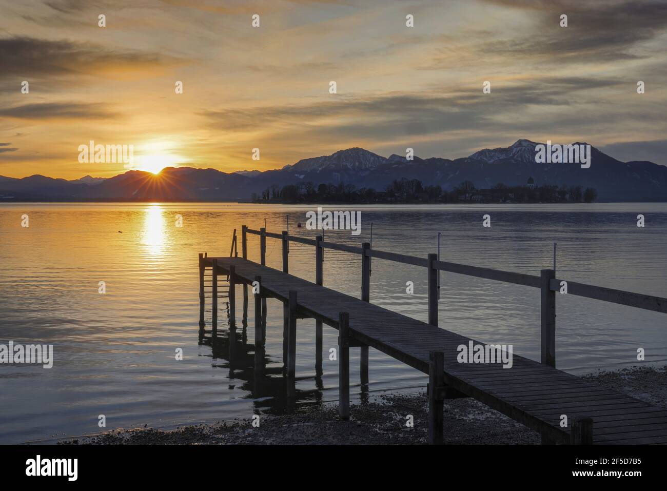 sonnenaufgang über den Alpen am Chiemsee am Neujahrmorgen, Deutschland, Bayern, Chiemsee Stockfoto