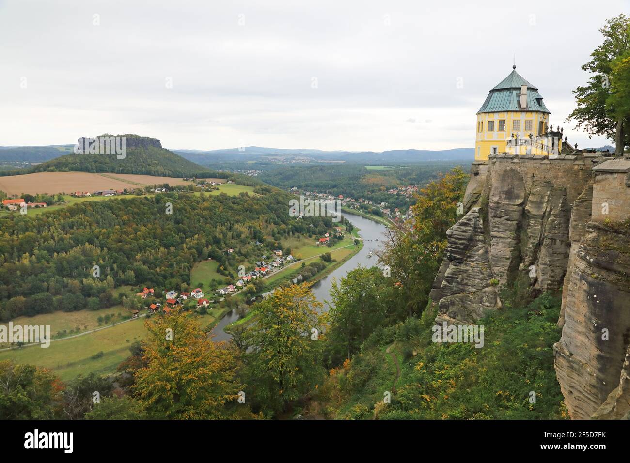 Festung Königstein und Blick auf die Elbe und die Tafelberge Lilienstein und Königsstein, Deutschland, Sachsen Stockfoto