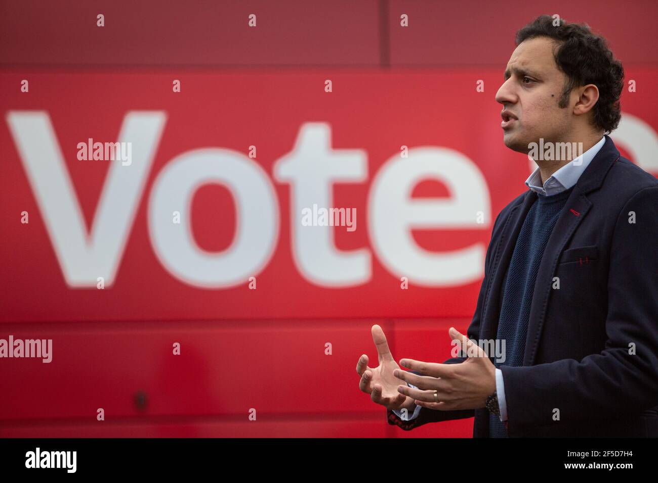 Glasgow, Großbritannien, am 26. März 2021. Anas Sarwar, Vorsitzender der Scottish Labour Party, enthüllt seinen Wahlkampfbus für die bevorstehenden Parlamentswahlen in Schottland im Mai 6th. Anas Sarwar wird mit einem kleinen Team von essentiellen Mitarbeitern und Sicherheitskräften reisen, die während der Kampagne eine ‘Blase’ bilden werden. Foto: Jeremy Sutton-Hibbert/Alamy Live News Stockfoto