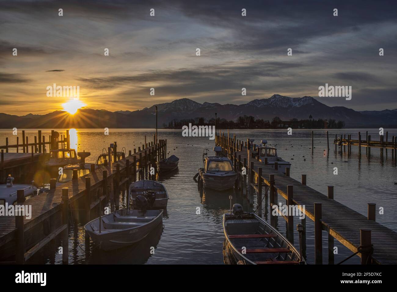 sonnenaufgang über den Alpen am Chiemsee am Neujahrmorgen, Deutschland, Bayern, Chiemsee Stockfoto