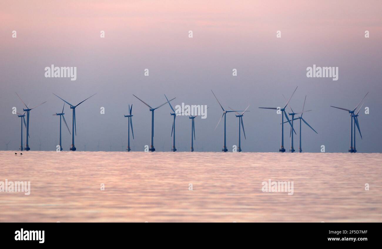 Offshore-Windpark am Oernesund am Abend, Schweden, Skane, Skanoer Stockfoto