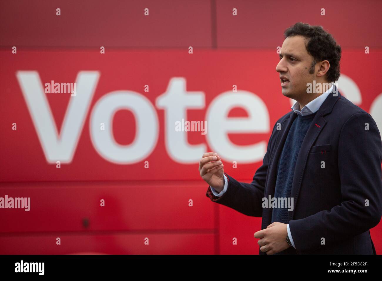 Glasgow, Großbritannien, am 26. März 2021. Anas Sarwar, Vorsitzender der Scottish Labour Party, enthüllt seinen Wahlkampfbus für die bevorstehenden Parlamentswahlen in Schottland im Mai 6th. Anas Sarwar wird mit einem kleinen Team von essentiellen Mitarbeitern und Sicherheitskräften reisen, die während der Kampagne eine ‘Blase’ bilden werden. Foto: Jeremy Sutton-Hibbert/Alamy Live News Stockfoto