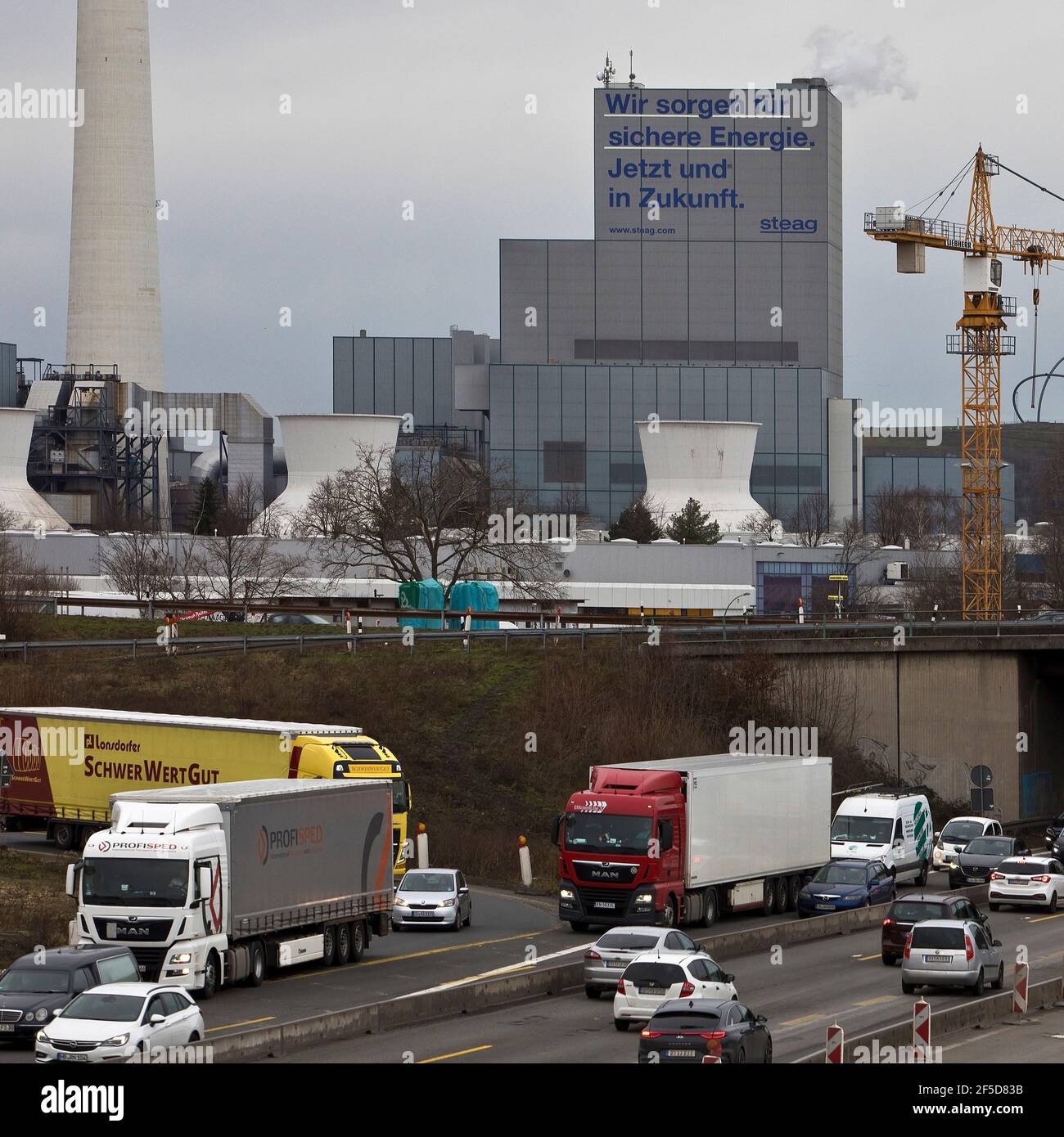 Starker Verkehr auf der AUTOBAHN A 43 mit dem Kraftwerk Steag im Hintergrund, Deutschland, Nordrhein-Westfalen, Ruhrgebiet, Herne Stockfoto