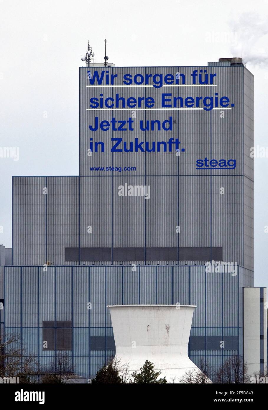 Kraftwerk Herne mit der Aussage "Wir liefern sichere Energie. Jetzt und in Zukunft"., Deutschland, Nordrhein-Westfalen, Ruhrgebiet, Herne Stockfoto