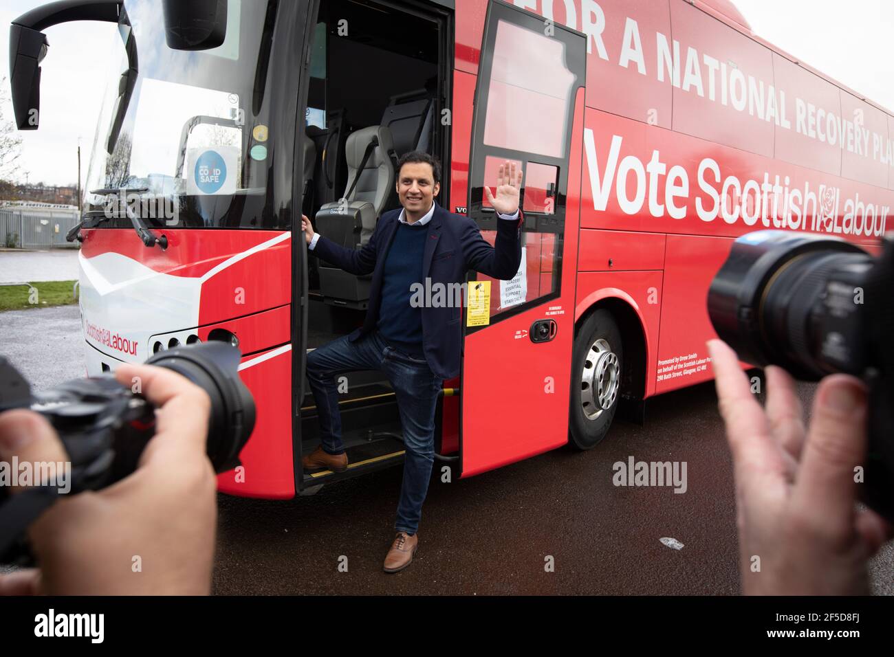 Glasgow, Großbritannien, am 26. März 2021. Anas Sarwar, Vorsitzender der Scottish Labour Party, enthüllt seinen Wahlkampfbus für die bevorstehenden Parlamentswahlen in Schottland im Mai 6th. Anas Sarwar wird mit einem kleinen Team von essentiellen Mitarbeitern und Sicherheitskräften reisen, die während der Kampagne eine ‘Blase’ bilden werden. Foto: Jeremy Sutton-Hibbert/Alamy Live News Stockfoto