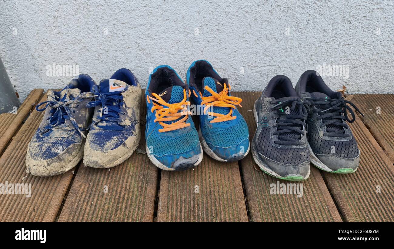 Drei Paar schmutzige und abgenutzte Joggingschuhe, Deutschland Stockfoto