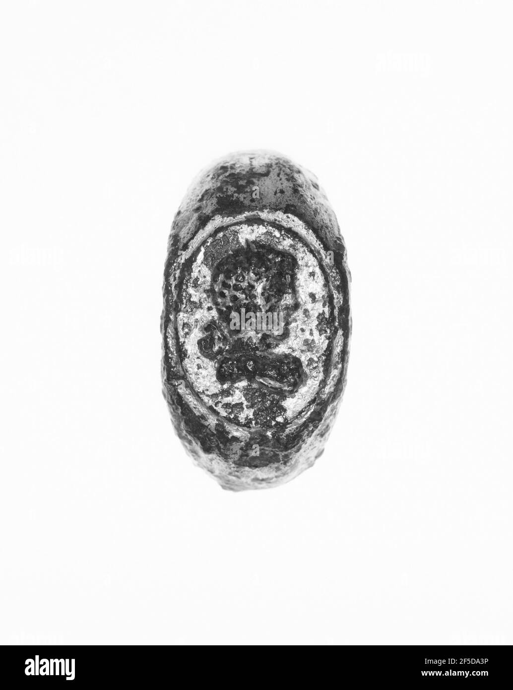 Ring Mit Relief-Blende. Unbekannt Stockfoto