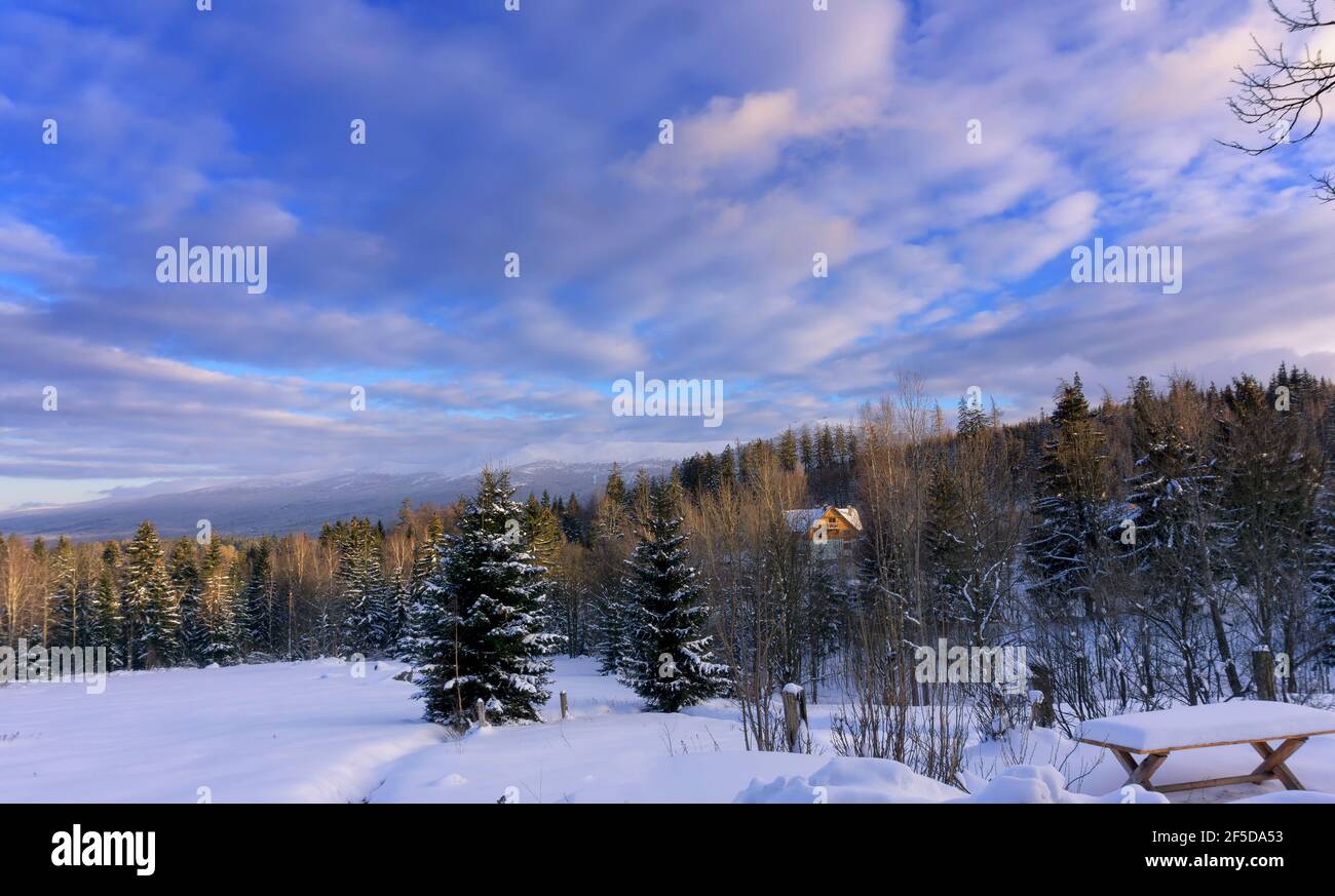 Winter Berglandschaft, Polen, Europa. Panorama des Riesengebirges bei sonnigem Wintertag, Blick von Biała Dolina in Szklarska Poreba auf Szrenica Stockfoto