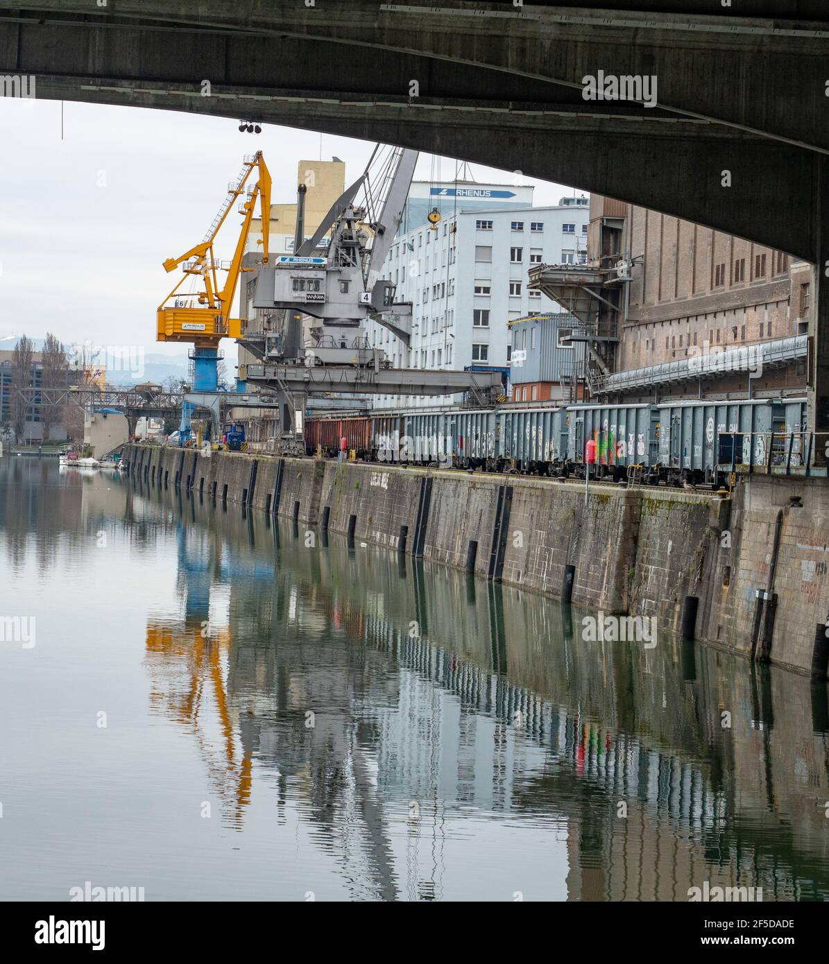 Basel, Schweiz - März 21st 2021: Hafenbecken und Schüttgutumschlag Stockfoto