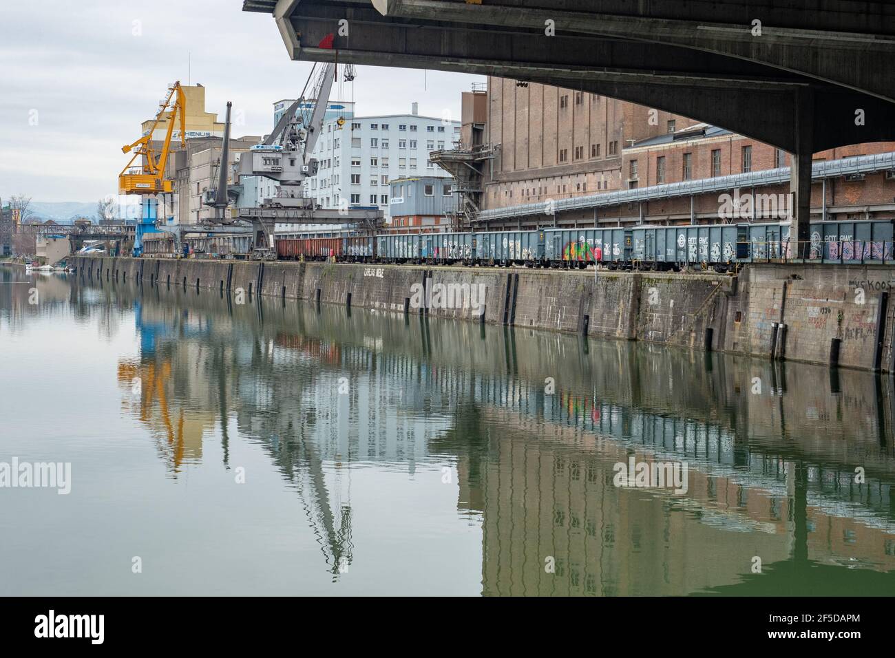 Basel, Schweiz - März 21st 2021: Hafenbecken und Schüttgutumschlag Stockfoto