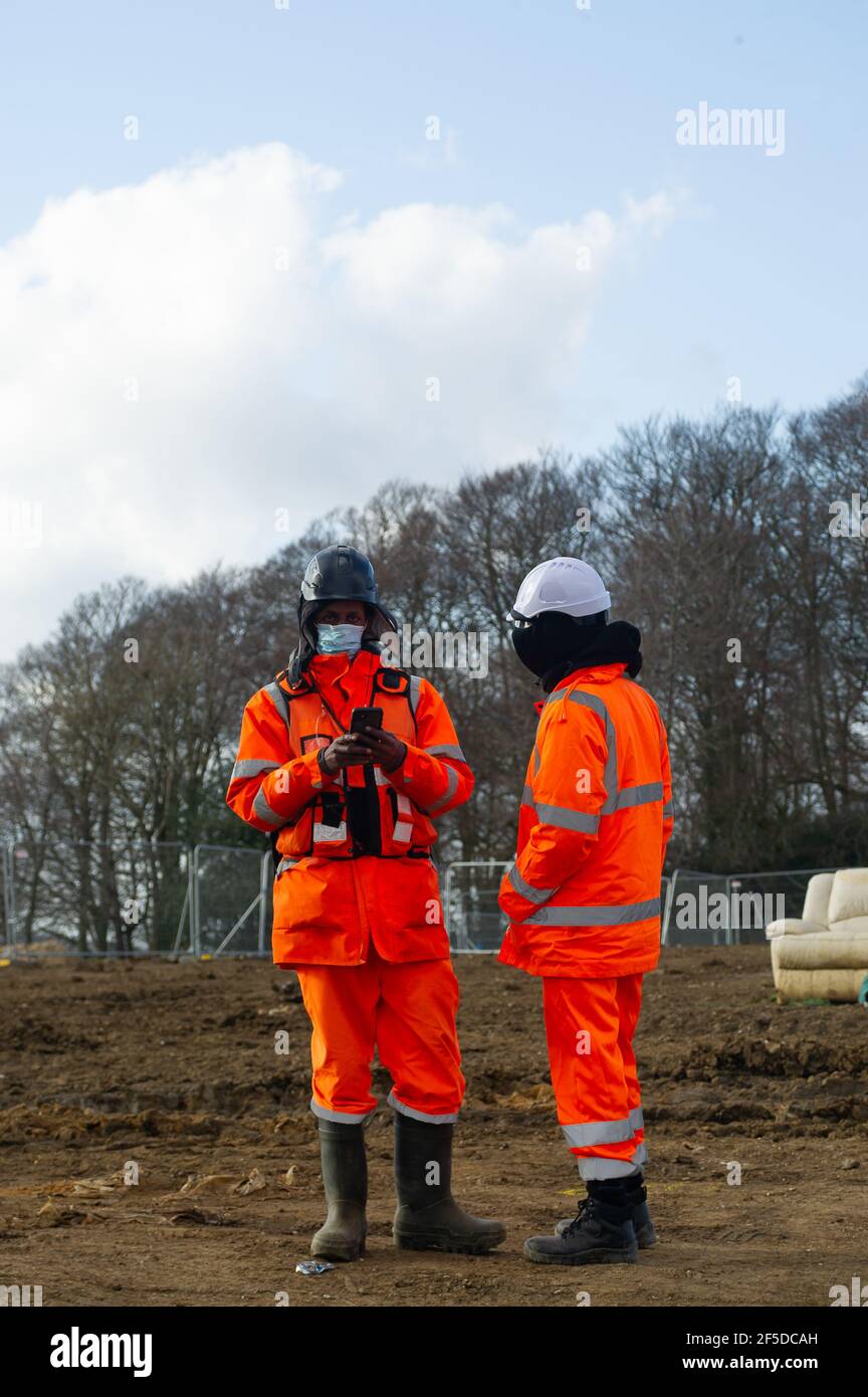 Aylesbury Vale, Buckinghamshire, Großbritannien. März 2021, 24th. HS2 sind immer bereit, Jones Hill Wood, die Heimat von seltenen Barbaren Fledermäuse fiel. HS2 Sicherheitskräfte versuchten, einen Fotografen einzuschüchtern, der heute von einer öffentlichen Autobahn aus die Bauarbeiten von HS2 fotografiert. Die sehr umstrittene und zu günstige High Speed 2 Bahnverbindung von London nach Birmingham ist eine riesige Narbe über die Chilterns, die eine AONB ist. Quelle: Maureen McLean/Alamy Stockfoto