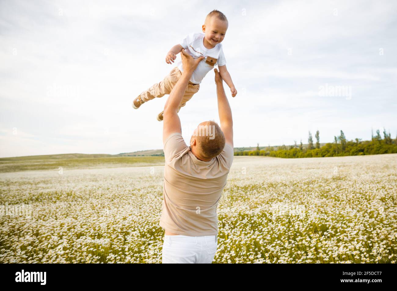 Glückliche Kindheit eines Kindes mit Vater. Stockfoto