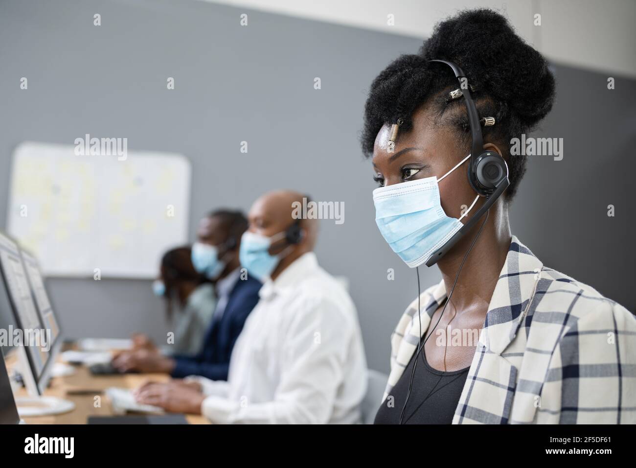 Computer Training Classroom In Office Tragen Gesichtsmaske Stockfoto