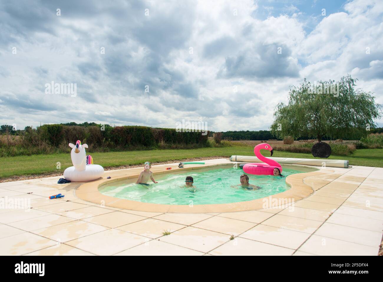 Eine Familie, die den Außenpool in ihren Mietheiden im Loire-Tal, Frankreich, genießt Stockfoto