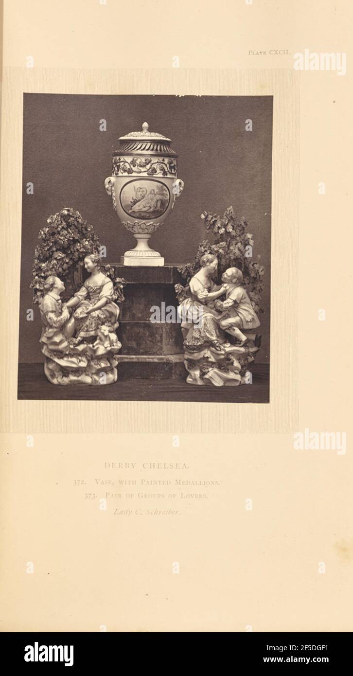 Vase und Figuren. Eine Vase auf einem Sockel, flankiert von einem Paar Figuren, die jeweils zwei Liebende darstellen. Die Vase ist oval mit zwei kleinen Griffen und ruht auf einem Standfuß. Der Körper ist mit einer liegenden weiblichen Figur und einem Putti in einem Medaillon bemalt. Über dem Medaillon ist ein Band mit Weinreben. (Recto, Mount) oben rechts, gedruckt in schwarzer Tinte: 'PLATE CXCII.' Unten in der Mitte, in schwarzer Tinte gedruckt: 'DERBY CHELSEA. / 372. VASE, MIT GEMALTEN MEDAILLONS. / 373. PAAR GRUPPEN VON LIEBENDEN. / Lady C. Schreiber. Kursiv' Stockfoto