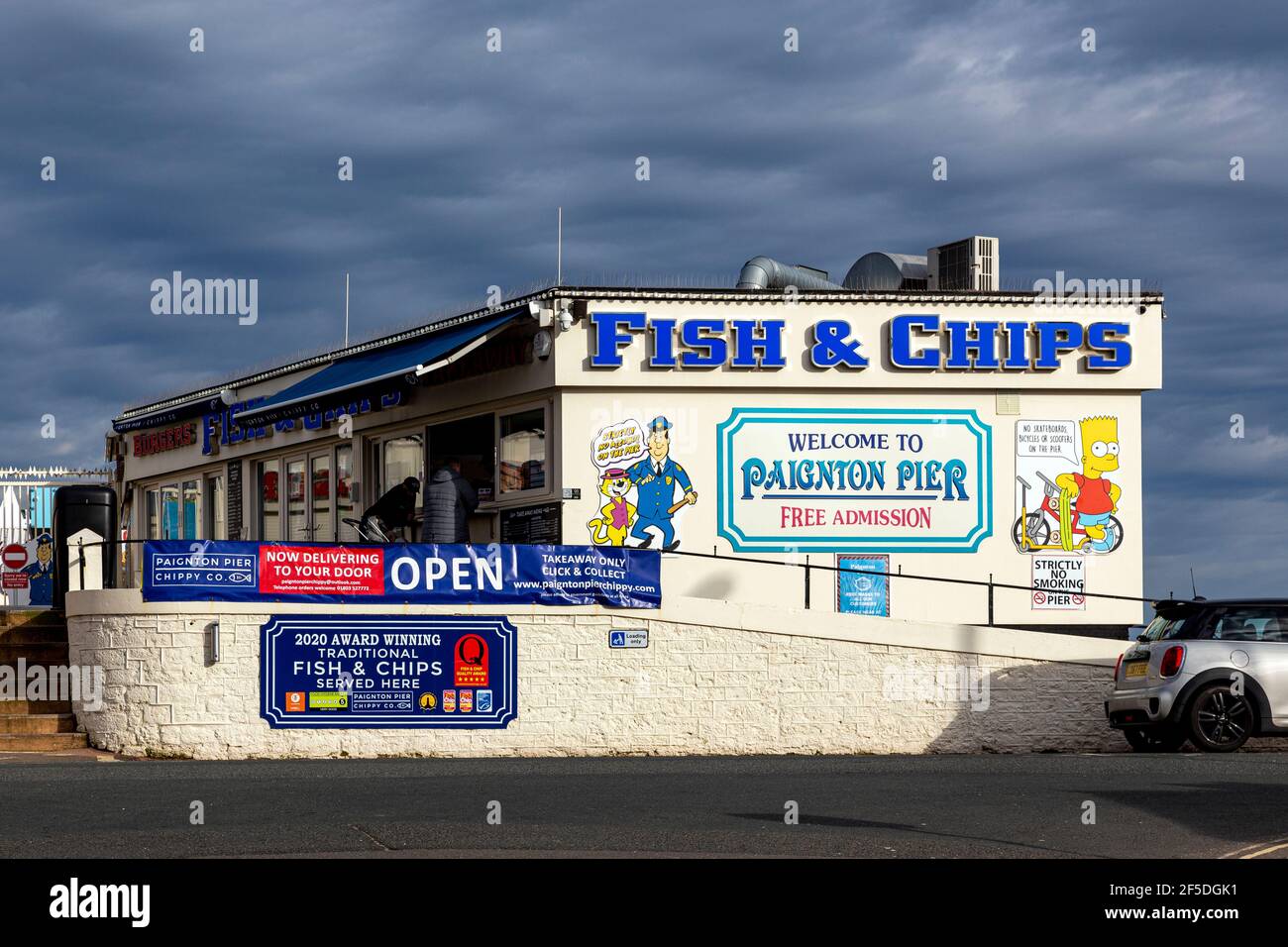 Fisch und Chips, Großbritannien, Britische Kultur, Nahaufnahme, Kabeljau, Farbbild, Fisch, Lebensmittel, Lebensmittel und Getränke, Frische, Gebraten, Grüne Erbse, Horizontal, Innen, Zitrone - Stockfoto