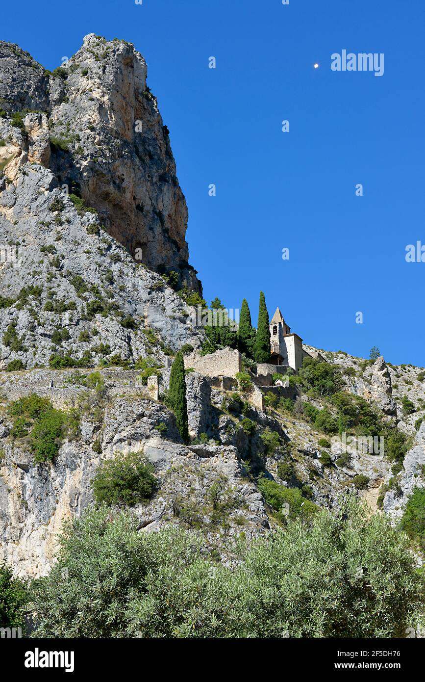 Moustiers-Sainte-Marie und Notre-Dame-de-Beavoir Kapelle im Berg. Moustiers-Sainte-Marie ist eine Gemeinde in der Alpes-de-Haute-Provence in Frankreich Stockfoto