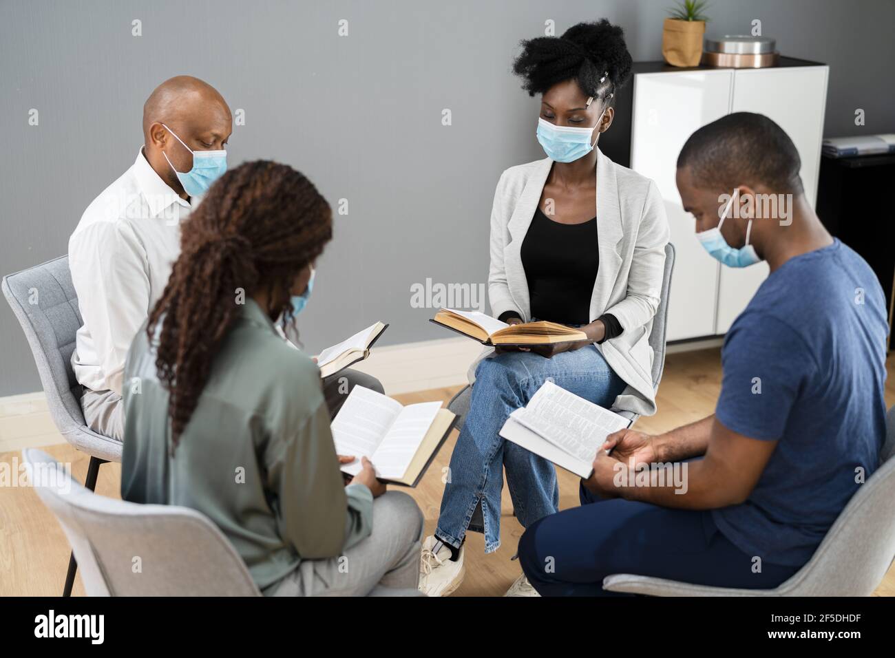 Gruppe Von Menschen Studieren Religiöse Buch Mit Prediger Im Gesicht Maske Stockfoto