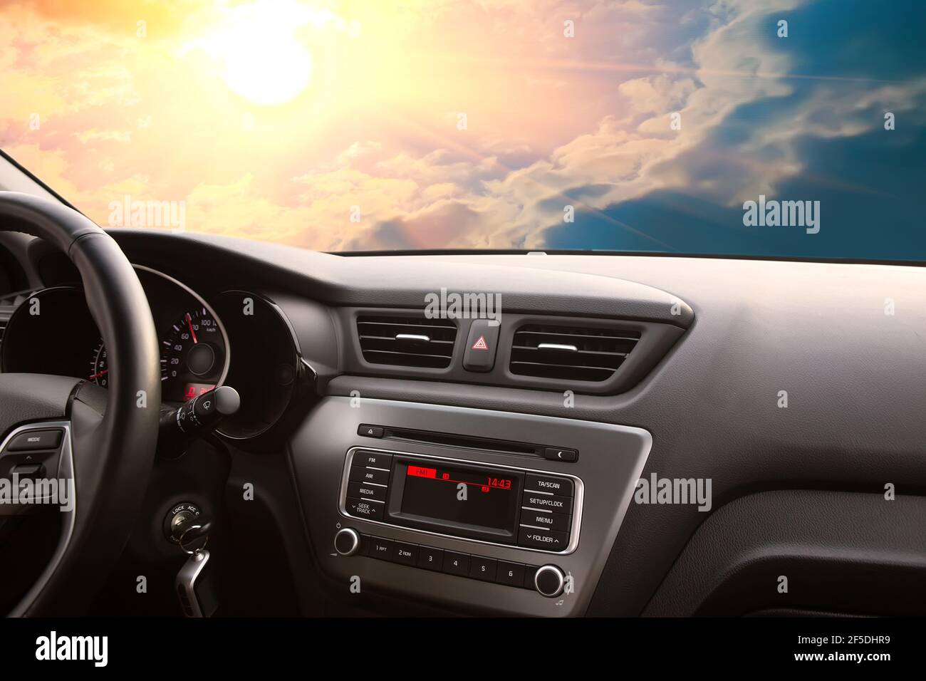 Wunderschöne Skyscape mit der Sonne vom Auto durch die Windschutzscheibe Stockfoto