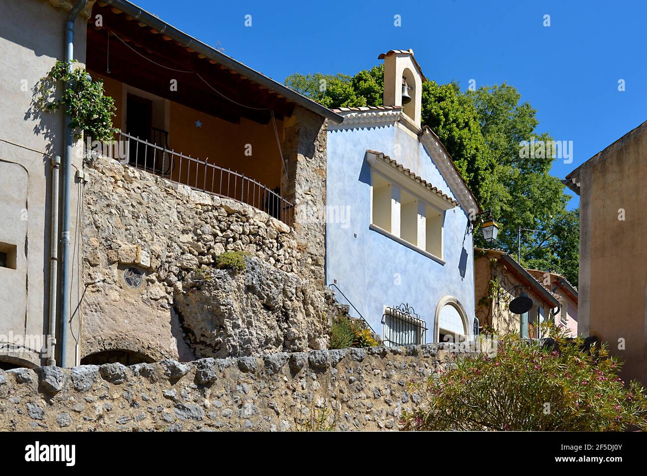 Moustiers-Sainte-Marie und Kapelle des Heiligen Francois. Moustiers-Sainte-Marie ist eine Gemeinde in der Alpes-de-Haute-Provence im Südosten Frankreichs Stockfoto