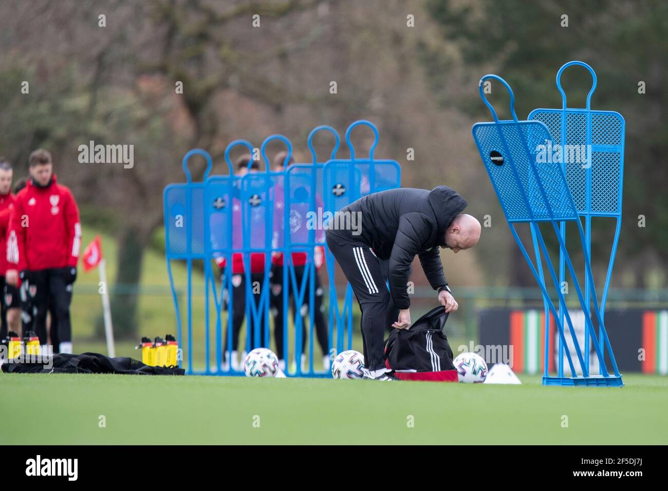 Hensol, Wales, Großbritannien. März 2021, 26th. Interim-Cheftrainer Robert Page scheint beim Training der walisischen Fußballnationalmannschaft im Vale Resort vor Spielen gegen Mexiko und Tschechien durch eine Tasche zu schauen. Kredit: Mark Hawkins/Alamy Live Nachrichten Stockfoto