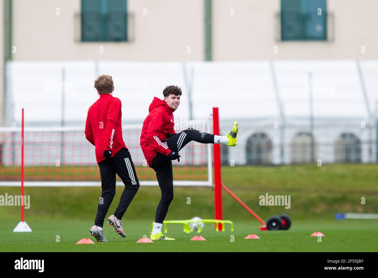 Hensol, Wales, Großbritannien. März 2021, 26th. Neco Williams während des Trainings der walisischen Fußballnationalmannschaft im Vale Resort vor den Spielen gegen Mexiko und Tschechien. Kredit: Mark Hawkins/Alamy Live Nachrichten Stockfoto