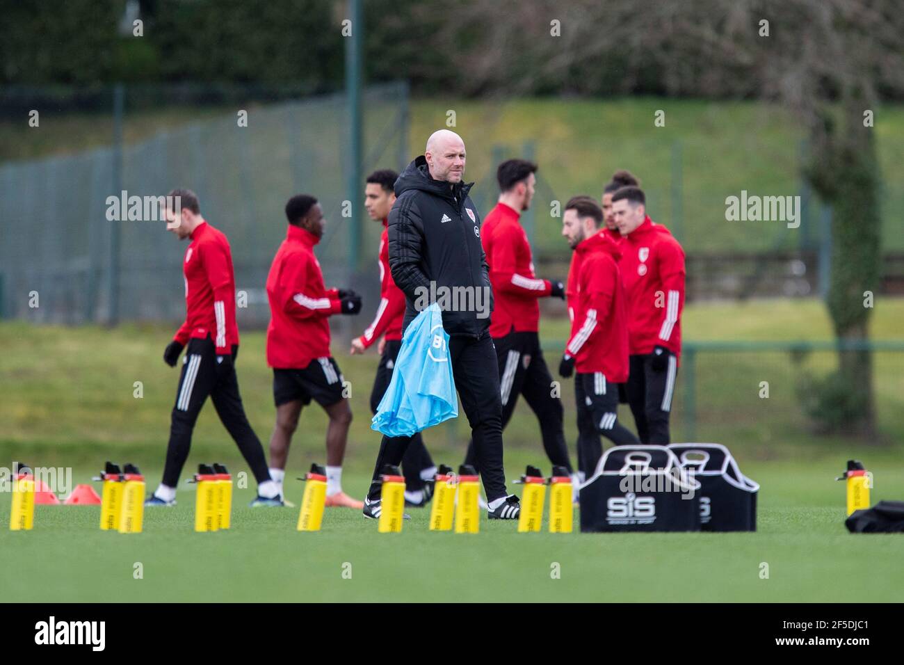 Hensol, Wales, Großbritannien. März 2021, 26th. Interim-Cheftrainer Robert Page während des Trainings der walisischen Fußballnationalmannschaft im Vale Resort vor Spielen gegen Mexiko und Tschechien. Kredit: Mark Hawkins/Alamy Live Nachrichten Stockfoto