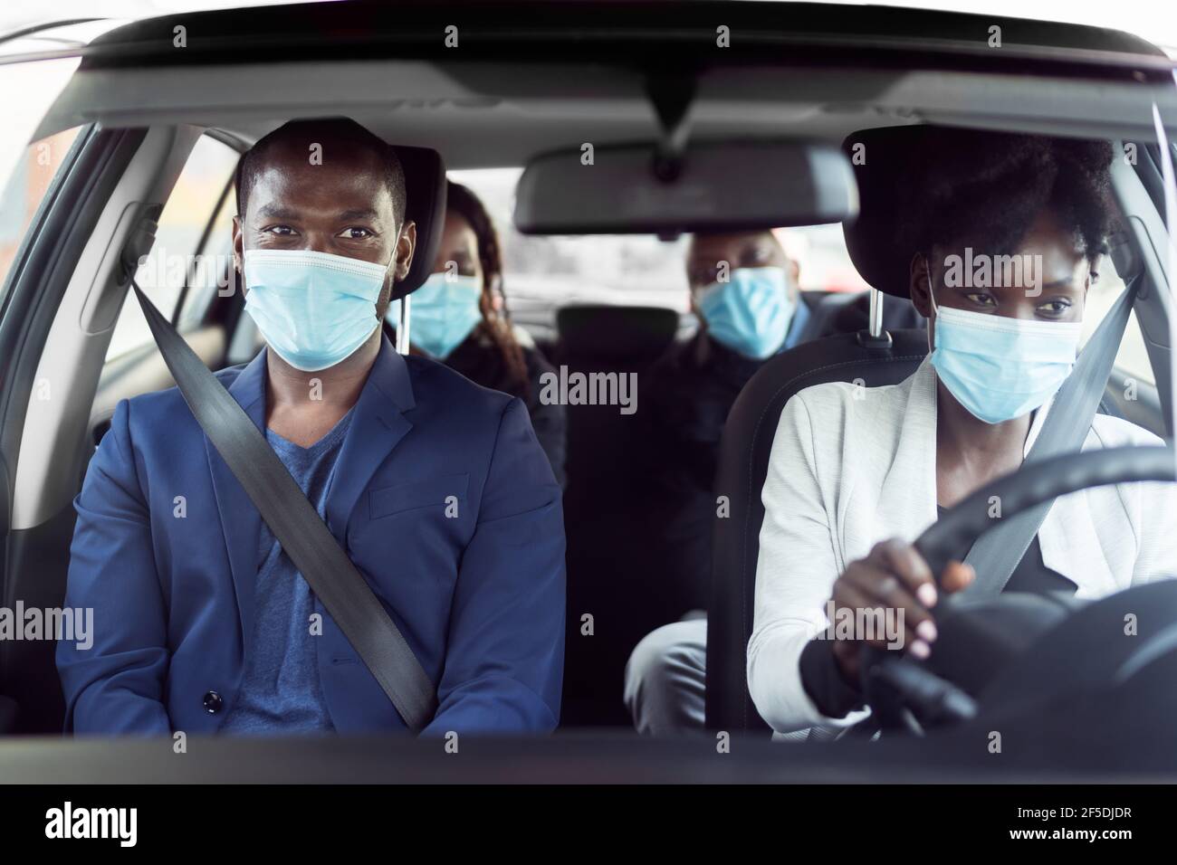 Carpool Innen. Mitwagen. Freunde Fahrgemeinschaften In Gesichtsmaske Stockfoto