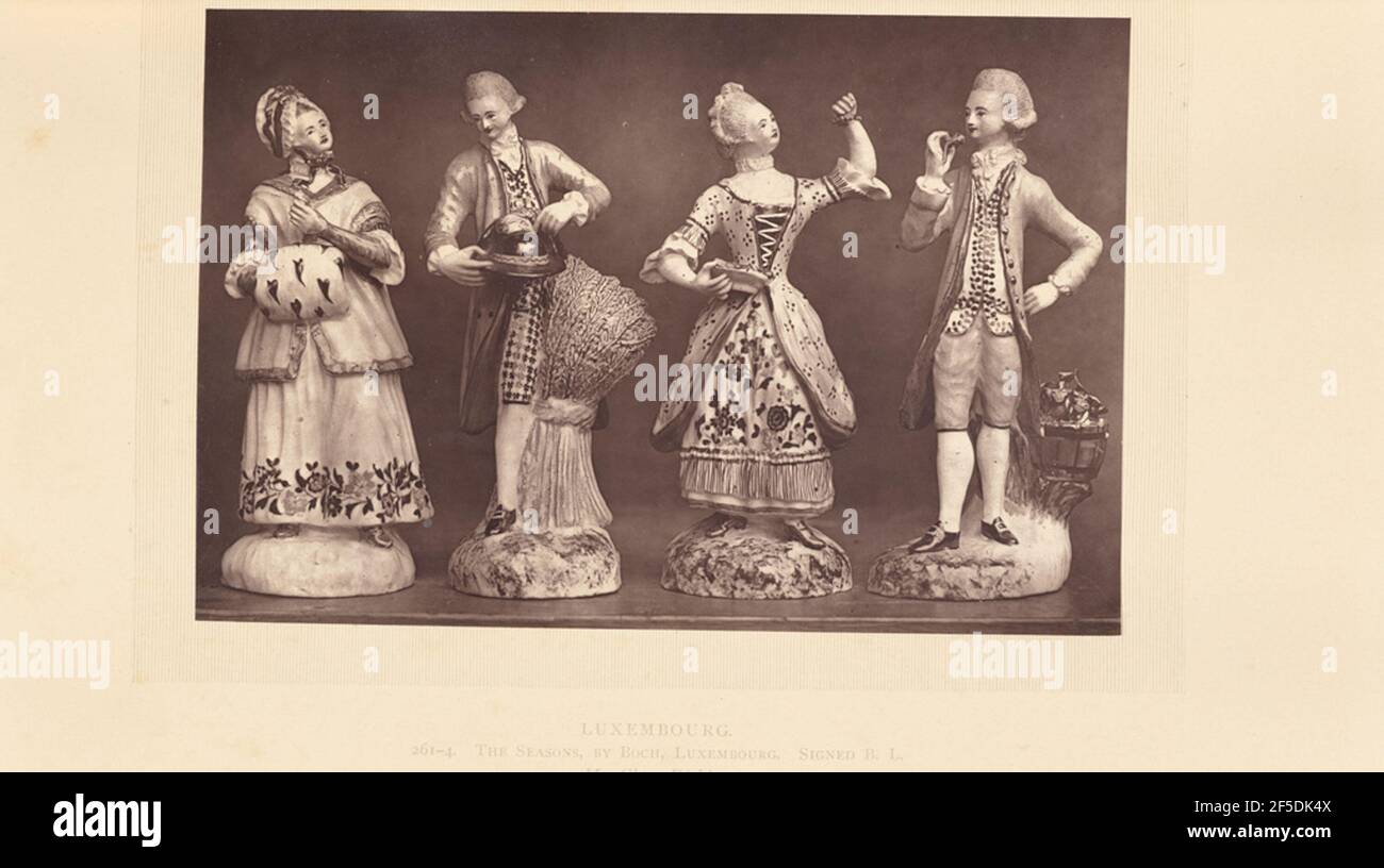Vier Zahlen. Vier Figuren in einer Reihe, zwei Männer und zwei Frauen, paarweise positioniert und gekleidet, um die vier Jahreszeiten zu repräsentieren. (Recto, Halterung) oben rechts, in schwarzer Tinte gedruckt: 'PLATE CXXXI.' Unten in der Mitte, in schwarzer Tinte gedruckt: 'LUXEMBOURG. / 261-4. DIE SAISONS, VON BOCH, LUXEMBURG, SIGNIERT B. L. / MR. CHAS. Dickins. Kursiv' Stockfoto
