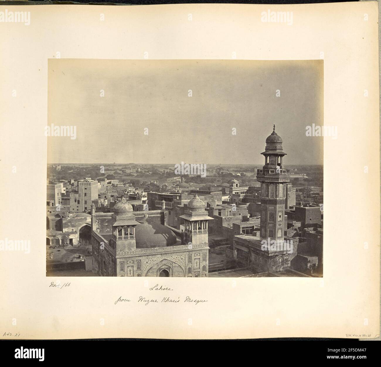Lahore; von Wuzeer Khans Moschee. Gesamtansicht der Stadt Lahore von der Wazir Khan Moschee. Das Hauptgebäude der Moschee befindet sich im Vordergrund, mit der Spitze des spitzen Bogens am Haupteingang, das gewölbte Dach und die beiden Chattris an den vorderen Ecken sind alle sichtbar. Einer der beiden Minarette, die die Außenwände der Moschee schmücken, ist auf der rechten Seite des Bildes zu sehen. Sowohl die Moschee als auch das Minarett sind mit aufwändigen Mosaiken, Schnitzereien und Marmoreinlagen in floralen und geometrischen Mustern dekoriert. (Recto, Montierung) unten links, handgeschrieben in schwarzer Tinte: 'Novr /66' Unten links, handw Stockfoto