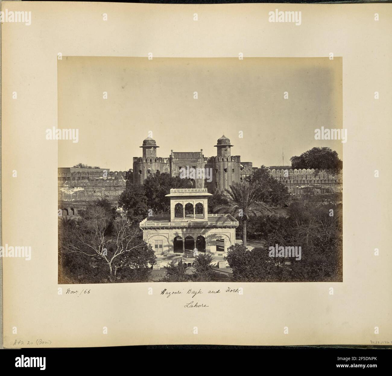 Lahore; Huzoori Bagh und Fort. Blick auf die Hazuri Bagh Baradari mit dem Fort von Lahore direkt dahinter. Der Baradari, oder offenen Pavillon, verfügt über drei geschwungene Bögen in der Mitte jeder der drei Ebenen, und sitzt auf einem Stein Veranda von den Gärten von Hazuri Bagh umgeben. Die Wände des Forts verfügen über eine crenellated Brüstung, die entlang der Oberseite der Wand läuft, und zwei Chattris, oder gewölbte Pavillons, schmücken die Spitzen jeder scalloped Bastion flankierend das Alamgiri-Tor.. (Recto, Bild) unten links, im Negativ handgeschrieben: '425' (Recto, Montierung) unten links, handgeschrieben in schwarzer Tinte: 'Novr Stockfoto Lahore; Huzoori Bagh und Fort. Blick auf die Hazuri Bagh Baradari mit dem Fort von Lahore direkt dahinter. Der Baradari, oder offenen Pavillon, verfügt über drei geschwungene Bögen in der Mitte jeder der drei Ebenen, und sitzt auf einem Stein Veranda von den Gärten von Hazuri Bagh umgeben. Die Wände des Forts verfügen über eine crenellated Brüstung, die entlang der Oberseite der Wand läuft, und zwei Chattris, oder gewölbte Pavillons, schmücken die Spitzen jeder scalloped Bastion flankierend das Alamgiri-Tor.. (Recto, Bild) unten links, im Negativ handgeschrieben: '425' (Recto, Montierung) unten links, handgeschrieben in schwarzer Tinte: 'Novr Stockfoto