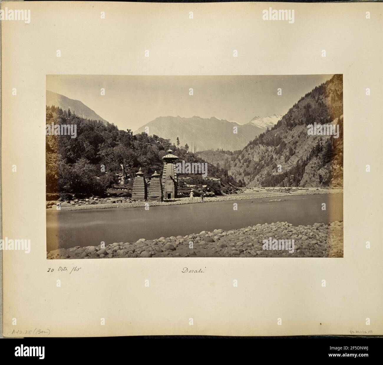 Kleine Tempel am Ganges bei Derali. Ansicht von einigen kleinen Tempeln, möglicherweise der Kalp Kedar Tempel mit den Schreinen von Parvati und Ganesha, auf den Ufern des Ganges Flusses bei Dharali vom gegenüberliegenden Ufer. Zwei Figuren stehen auf dem fernen Ufer in der Nähe der Tempel, eine von ihnen beugte sich, um etwas zu untersuchen. Kleine Steine bedecken die Ufer des Flusses auf beiden Seiten. (Recto, Bild) unten rechts, im Negativ handgeschrieben: '1549' (Recto, Montierung) unten links, in schwarzer Tinte handgeschrieben: '20 Oktr /65' unten links, in Bleistift handgeschrieben: 'A42,28 (Bou)' unten Mitte, in schwarzer Tinte handgeschrieben: 'Derali' Stockfoto