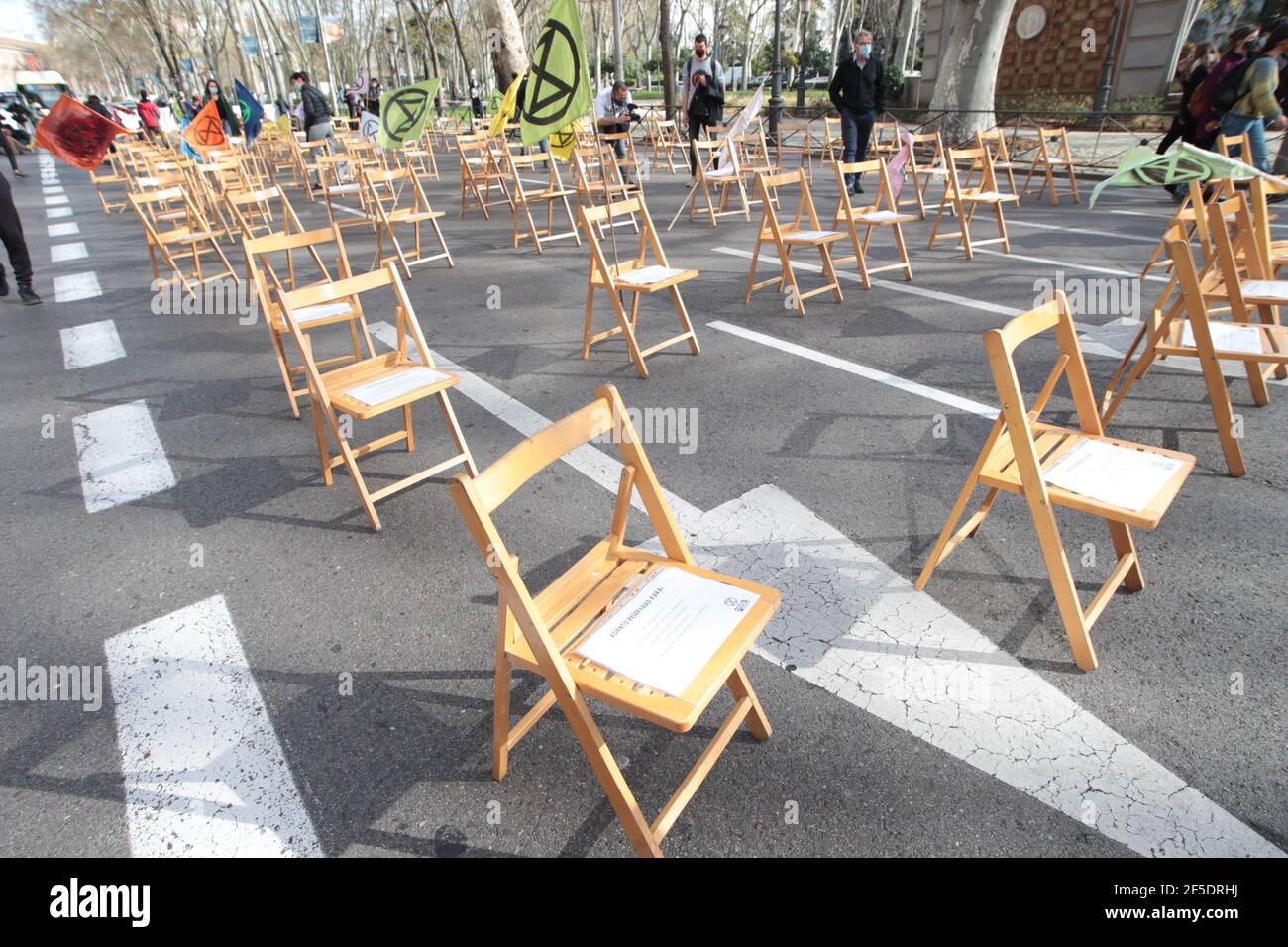 Madrid, Spanien, März 26 2021: Extinction Rebellion (XR) führt einen Akt der partizipativen Demokratie auf der Straße durch. Es wurde vor dem Gesundheitsministerium installiert, um zu fordern, dass die Bürgerversammlung für das Klima, die von der spanischen Regierung für den ökologischen Übergang in ein paar Monaten angekündigt wurde, ein echtes Entscheidungsmandat haben. Quelle: dpa picture Alliance/Alamy Live News Stockfoto