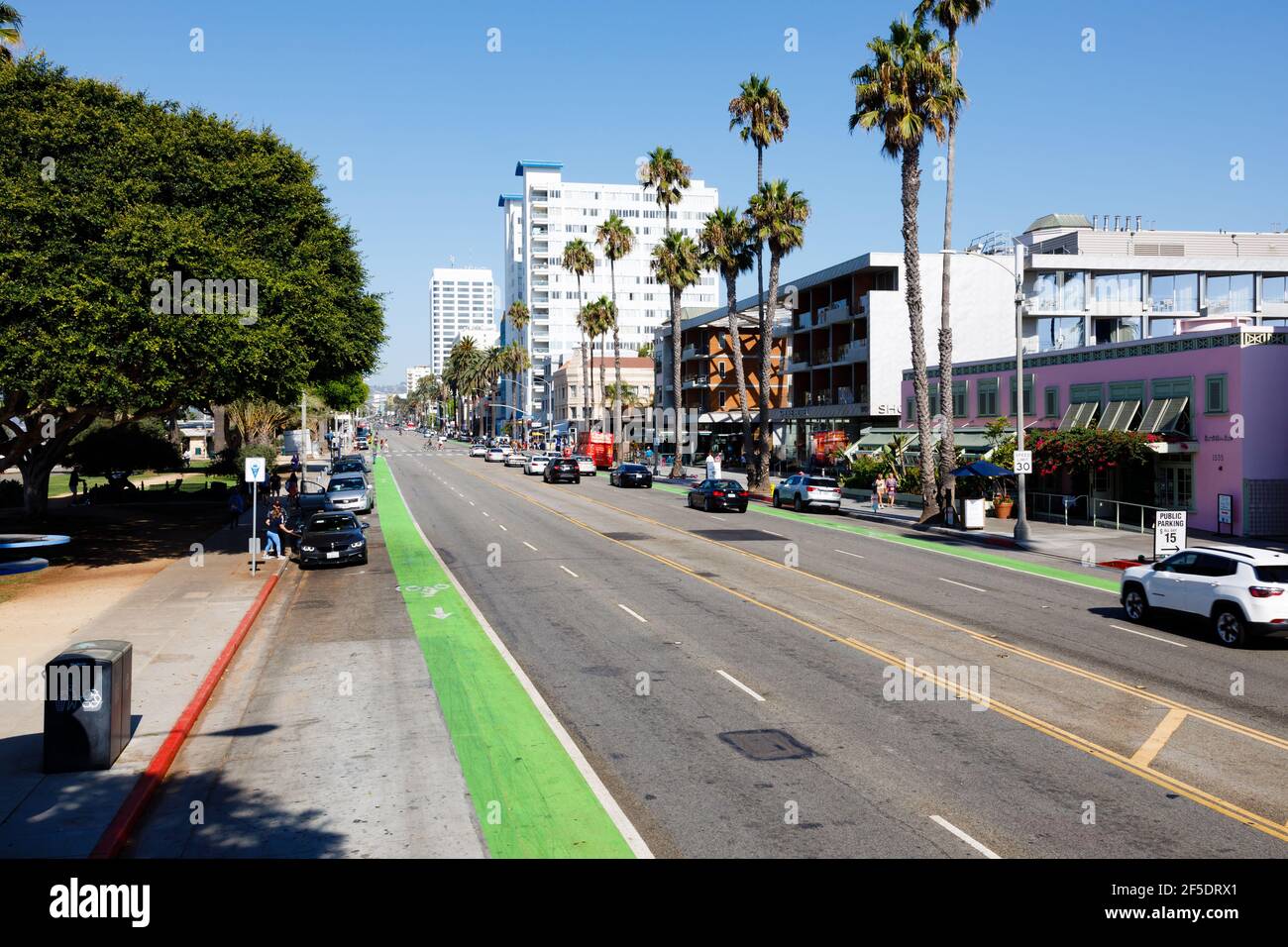 Ocean Avenue nach Westen. Downtown Santa Monica, Los Angeles, Kalifornien, Vereinigte Staaten von Amerika Stockfoto