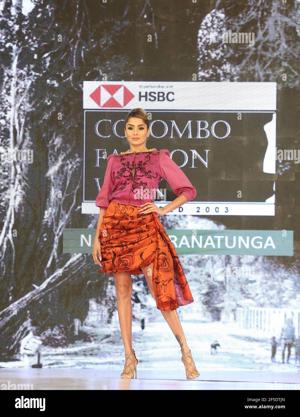 Colombo, Sri Lanka. März 2021, 25th. Ein Modell präsentiert eine Kreation während der Colombo Fashion Week in Colombo, Sri Lanka, 25. März 2021. Die Colombo Fashion Week (Summer Edition) startete am 25. März in Colombo und folgte strengen Gesundheitsrichtlinien.21 neue Modedesigner und führende lokale Designer nahmen an der dreitägigen Veranstaltung Teil. Die Colombo Fashion Week wurde 2003 gegründet und befindet sich nun in ihrem 18th. Jahr 2021. Quelle: Ajtih Perera/Xinhua/Alamy Live News Stockfoto