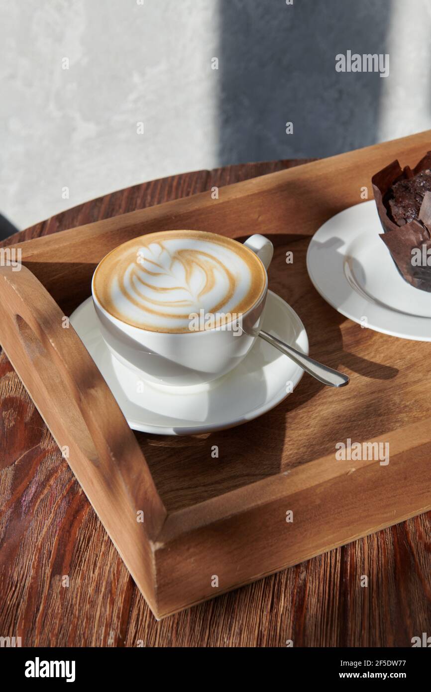 Kuchen und eine Tasse Kaffee liegen auf dem Tisch Stockfoto