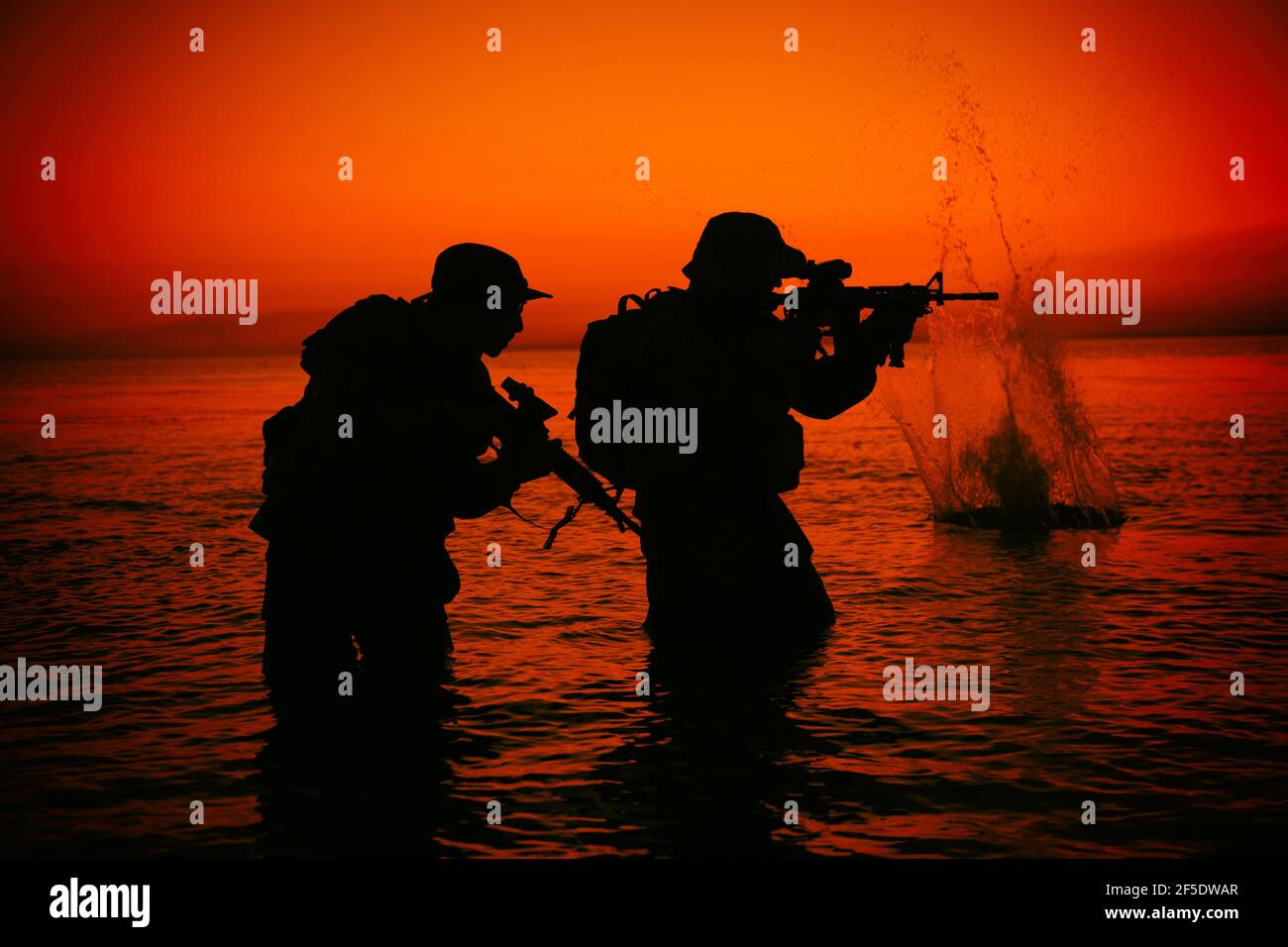 Armee Soldaten Team, spezielle Einsatzkräfte Infanteristen Landung auf See, zielen und schießen mit Service-Gewehr während des Brands an Land am Abend oder am Morgen Zeit. Militärische amphibische Operation Stockfoto