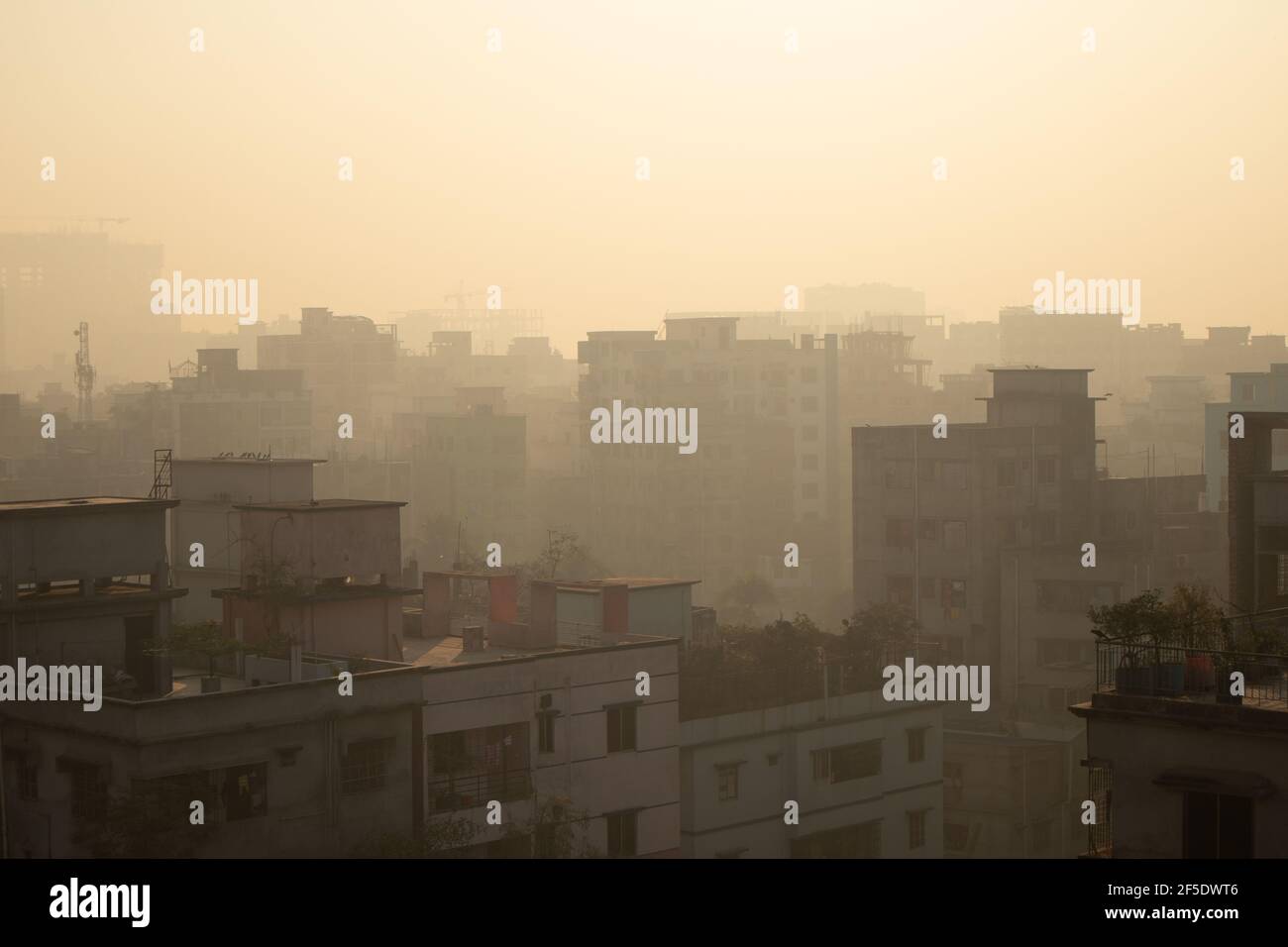 Blick auf die verschmutzte Stadt am Morgen Stockfoto