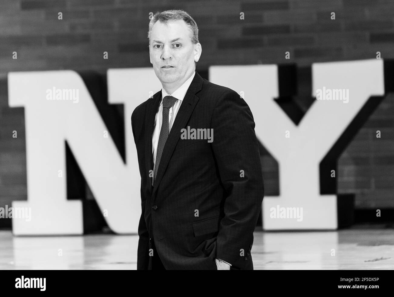 New York, NY - 25. März 2021: Pressekonferenz der NYPD auf der One Police Plaza über eine neue Initiative zur Bekämpfung antiasiatischer Hassverbrechen durch die Hinzufügung von Zivilbeamten Stockfoto