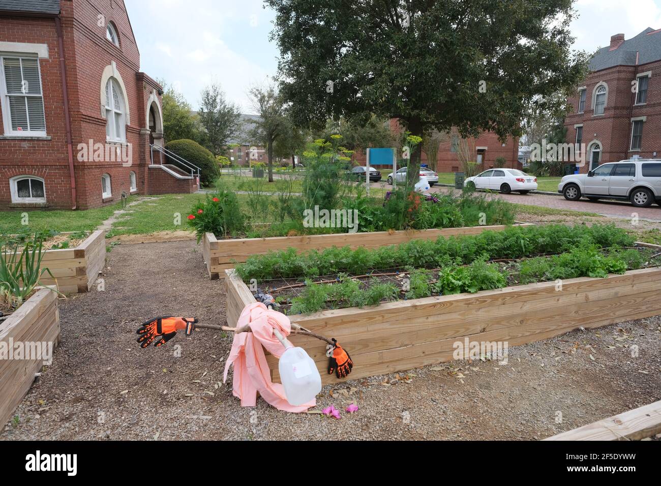 Green Heart Garden in Enston Häuser mit Wasserturm, Haupthalle mit Arbeitsraum, Gartenschrecke Krähen und gereiften Produkten. Stockfoto