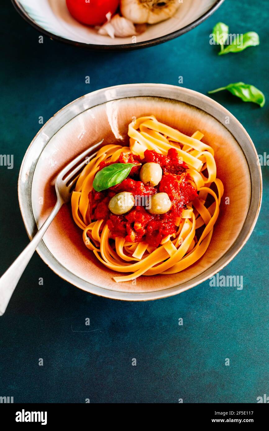 Tagliatelle mit Tomate, Olive und Basilikumsoße Stockfoto