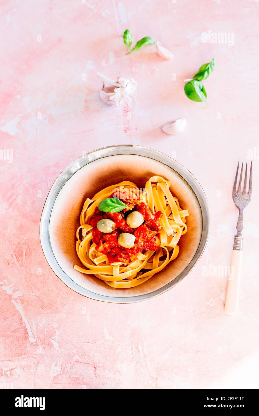 Tagliatelle mit Tomate, Olive und Basilikumsoße Stockfoto