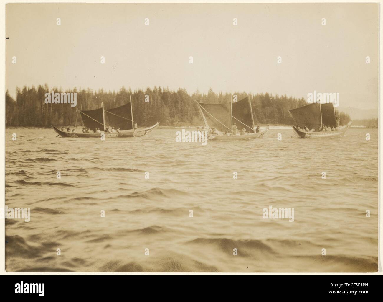 Um die bewaldete Landzunge kam die siegreiche Kriegsflotte. Edward S. Curtis (amerikanisch, 1868 - 1952) Stockfoto