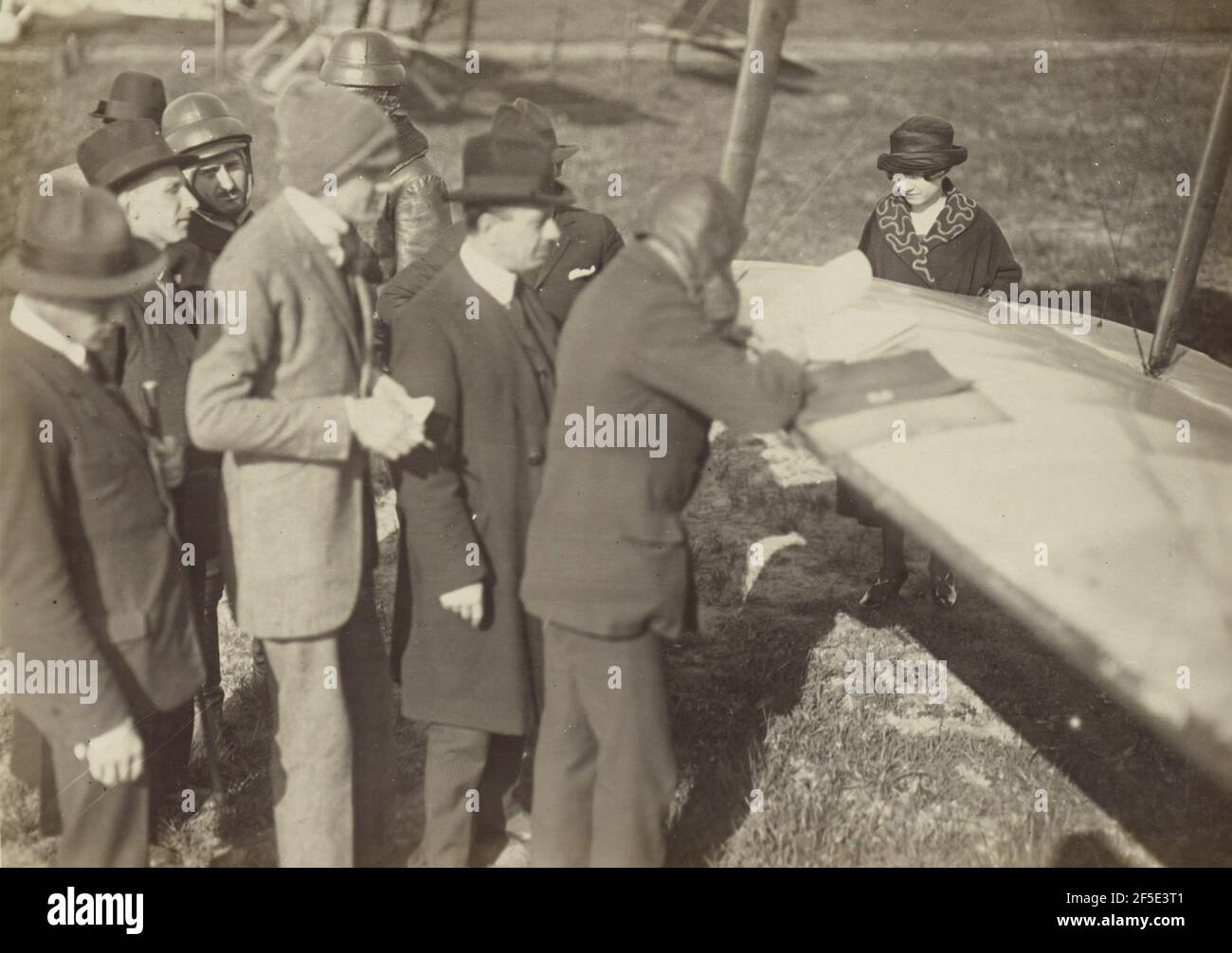 Gruppe um den Rand eines Flügels eines Caproni Ca. 3 (Flugzeug). Fédèle Azari (Italienisch, 1895 - 1930) Stockfoto