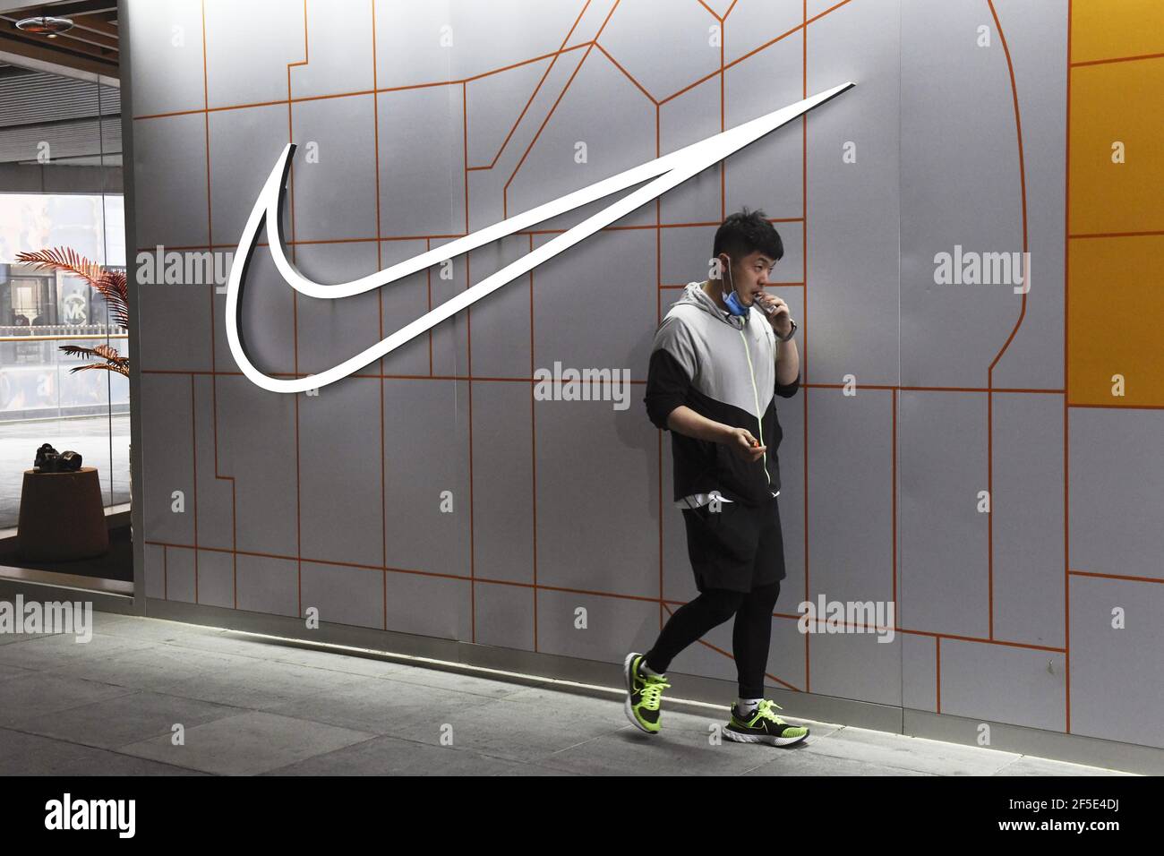 Das am 26. März 2021 aufgenommene Foto zeigt einen Nike Store in Peking.  China schlägt Nike und andere ausländische Bekleidungs- und Schuhmarken im  Gefolge westlicher Sanktionen gegen chinesische Beamte, die der  Menschenrechtsverletzungen