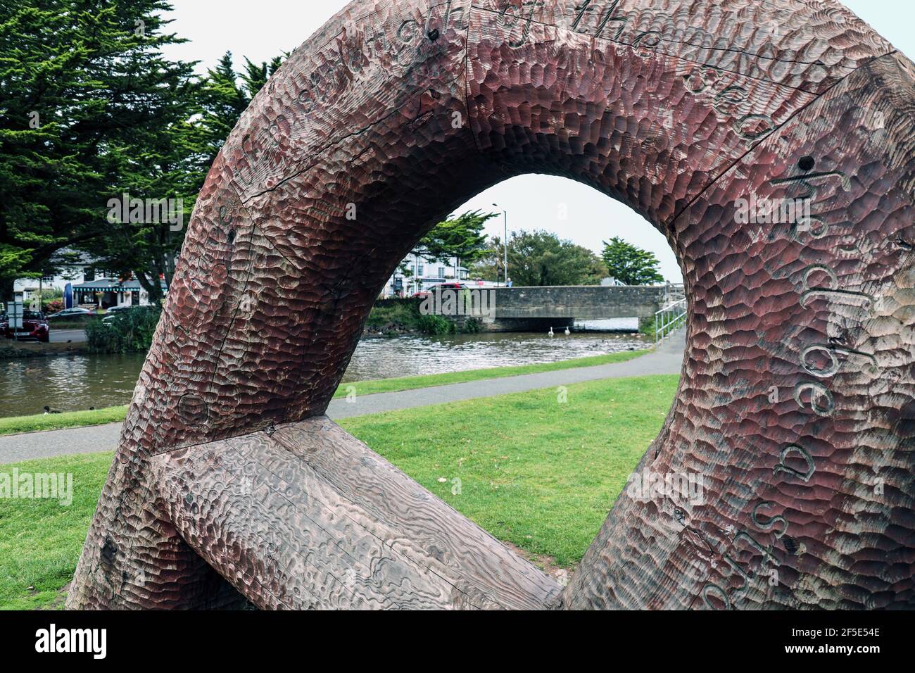 Öffentliche Kunstskuptur am Kanal bei Bude in Nord-Cornwall. Stockfoto